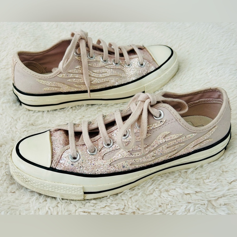 Converse Chuck Taylor All Star low-top sneakers light pink glitter finish Size 8